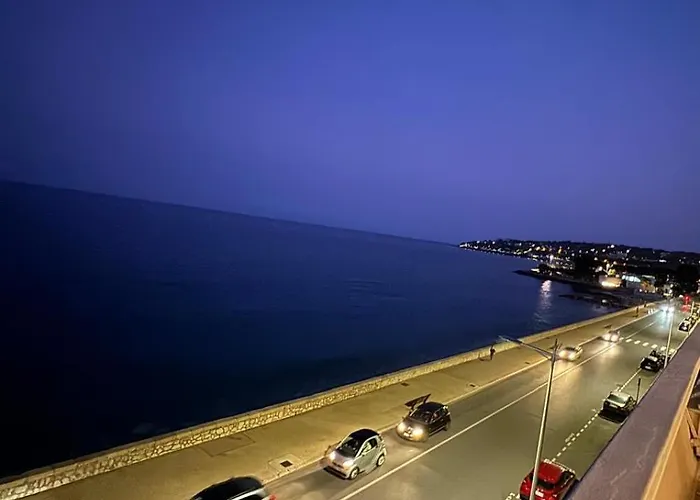 Casa Sud Front De Mer, Terrasse Plein Soleil, Vue Panoramique Et Parking * Menton