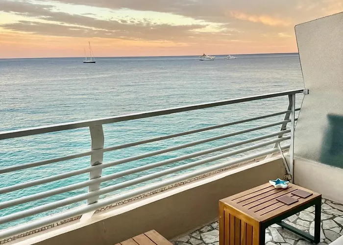 Casa Sud Front De Mer, Terrasse Plein Soleil, Vue Panoramique Et Parking Apartmán Menton
